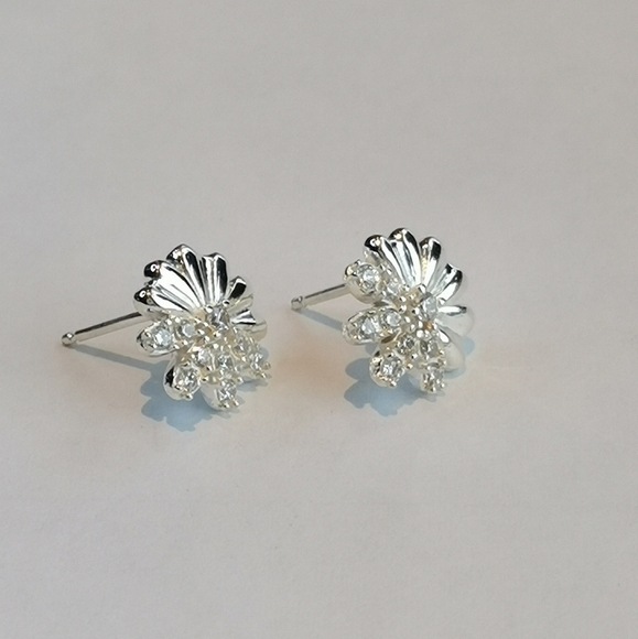 Daisy stud earrings Sterling Silver Cz 🆕 - Picture 5 of 8